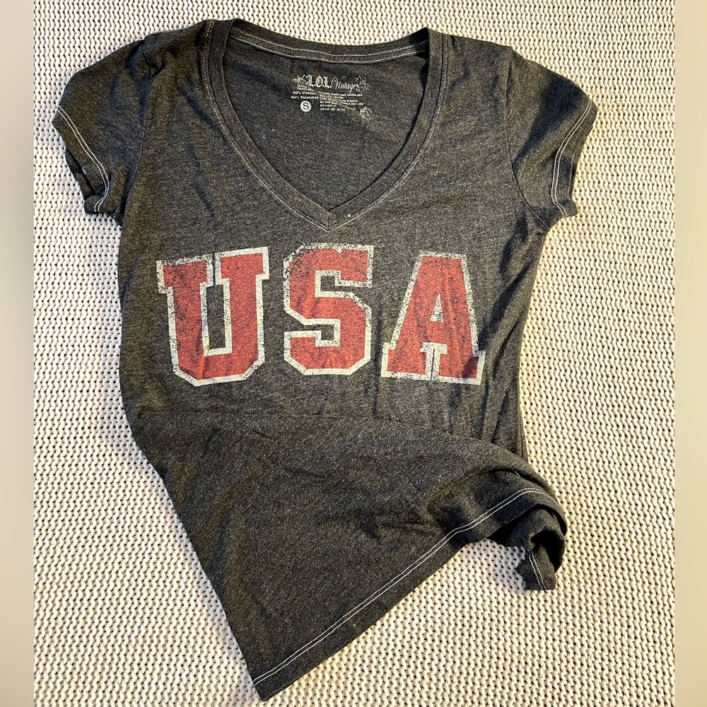 Vintage gray ~USA~ v-neck short sleeve tee - Picture 5 of 7